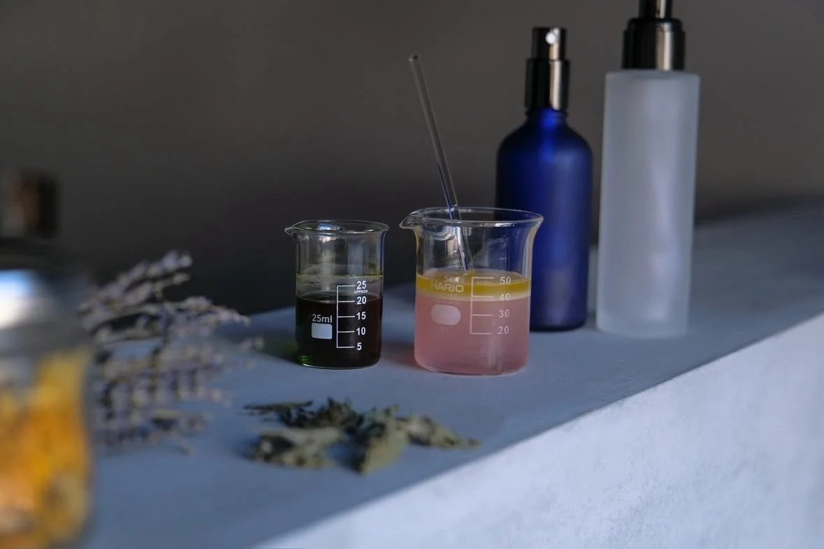 Preparaci&oacute;n de cosm&eacute;ticos con hierbas en Hapy・age farm