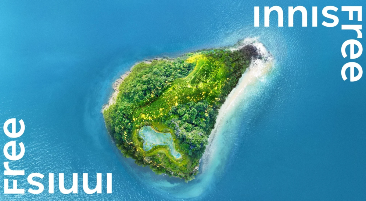 Vista a&eacute;rea de una isla con el logo de INNISFREE