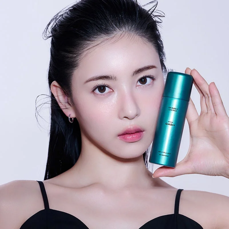 Modelo con la mascarilla GASH Air Bubble CDS Mask Triple S Repair.