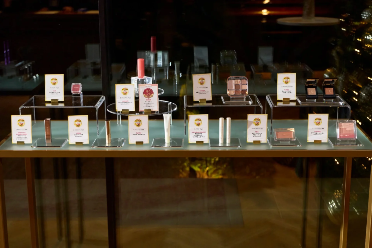 Exhibici&oacute;n de productos ganadores de los BEST COSME AWARDS 2025