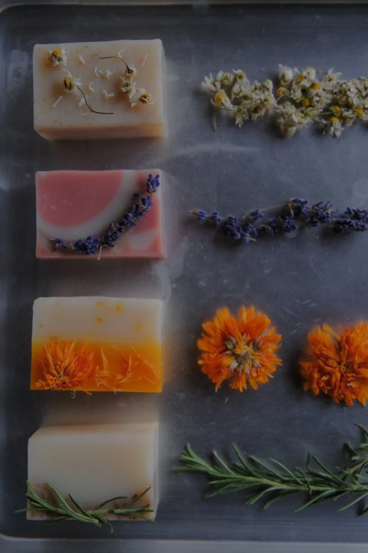 Jabones artesanales de yukurine con hierbas