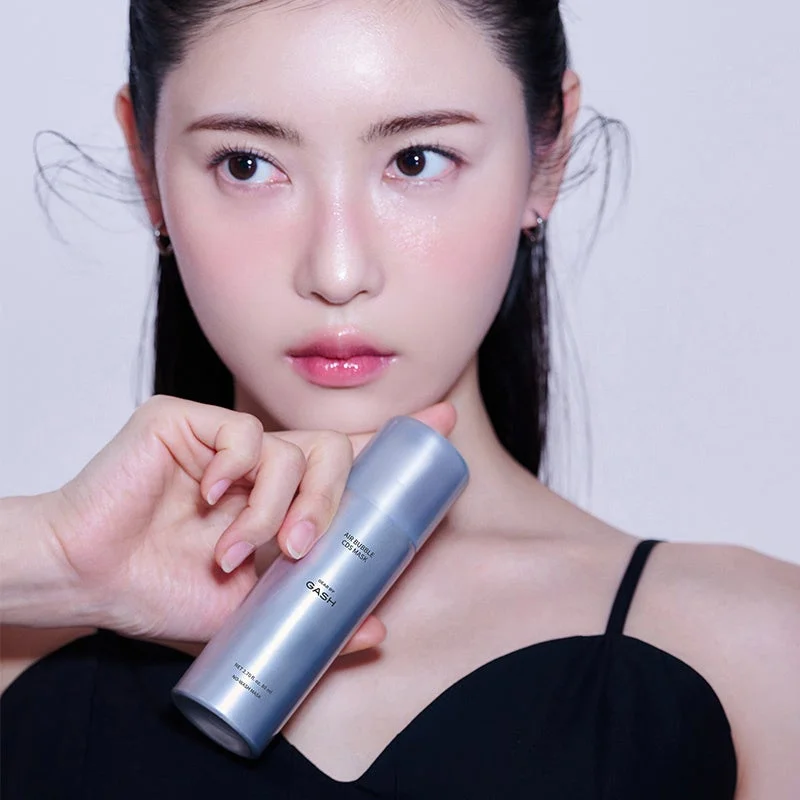 Modelo con la mascarilla GASH Air Bubble CDS Mask UV-Aqua Bomb.