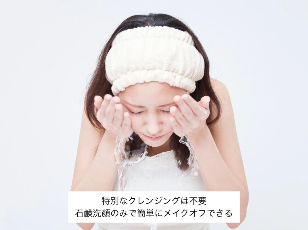 Mujer lav&aacute;ndose la cara con jab&oacute;n