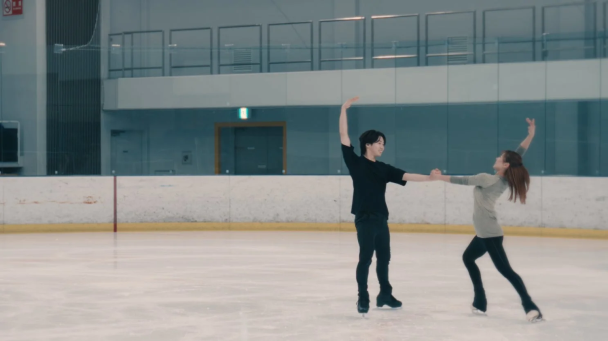 Patinadores de hielo sonriendo