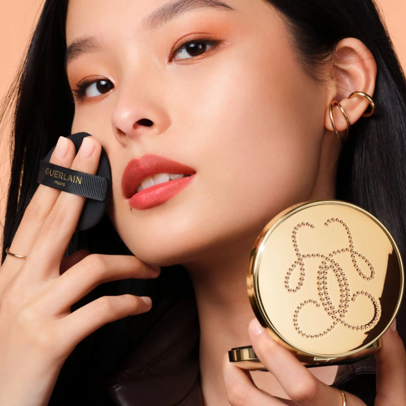 Mujer aplic&aacute;ndose maquillaje