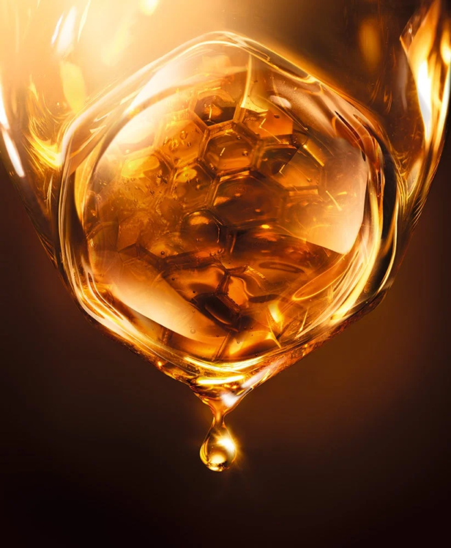 Miel dorada goteando