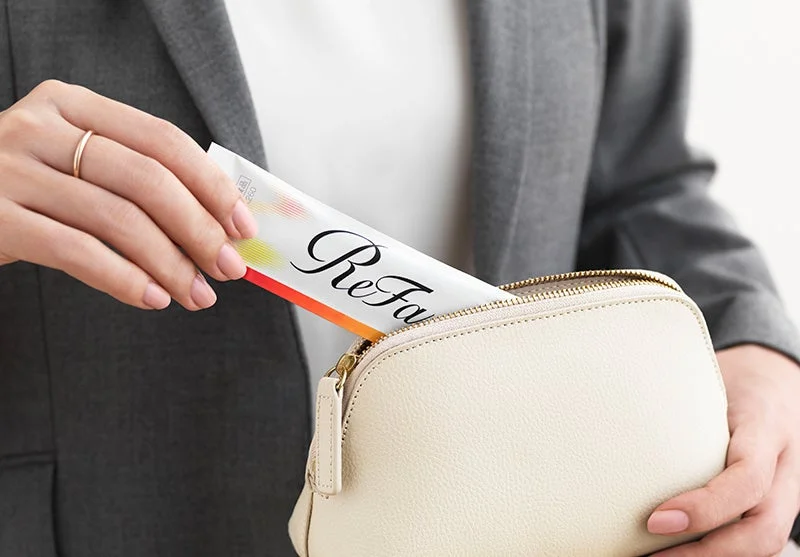 Mujer guardando gelatina en el bolso