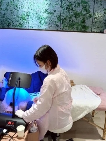 Sesi&oacute;n de tratamiento con luz azul