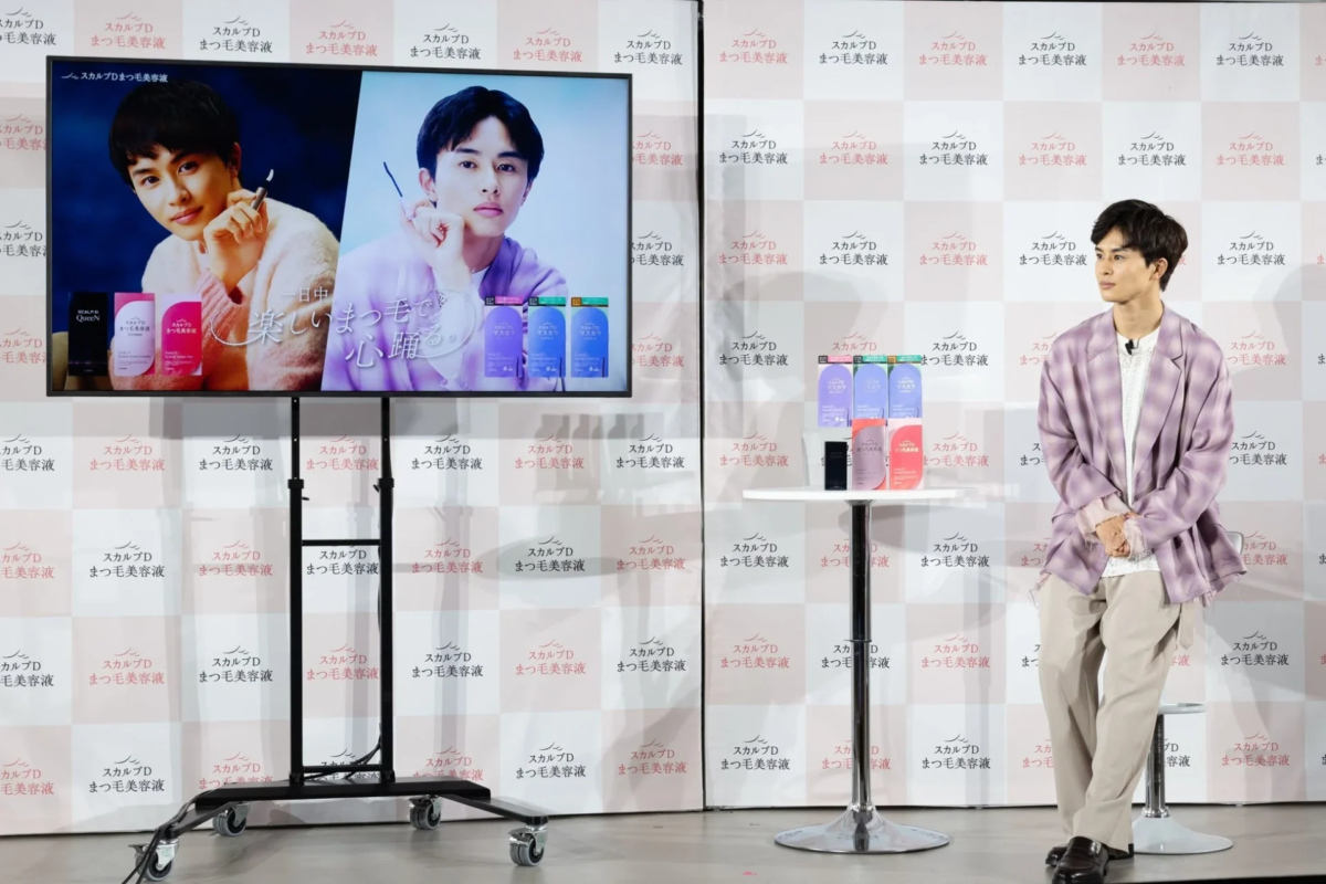 Takuya Kusakawa presentando el eslogan del CM