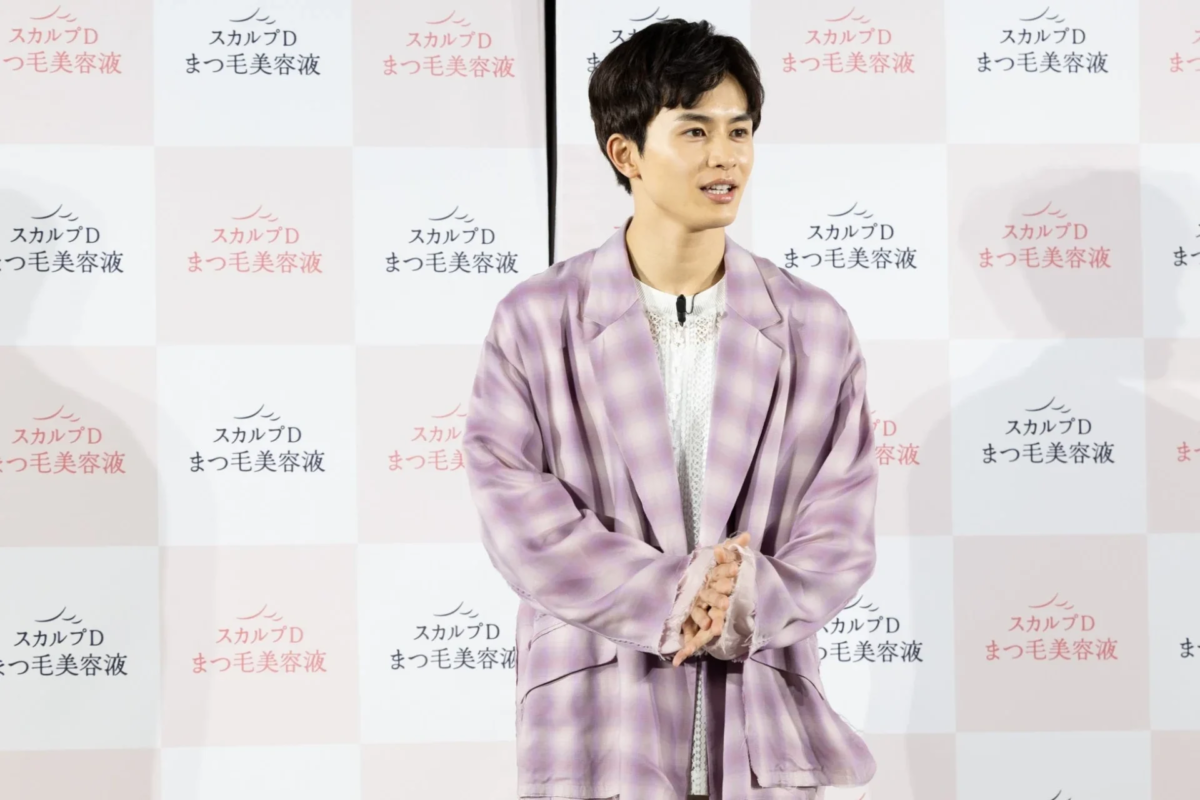 Takuya Kusakawa con chaqueta rosa