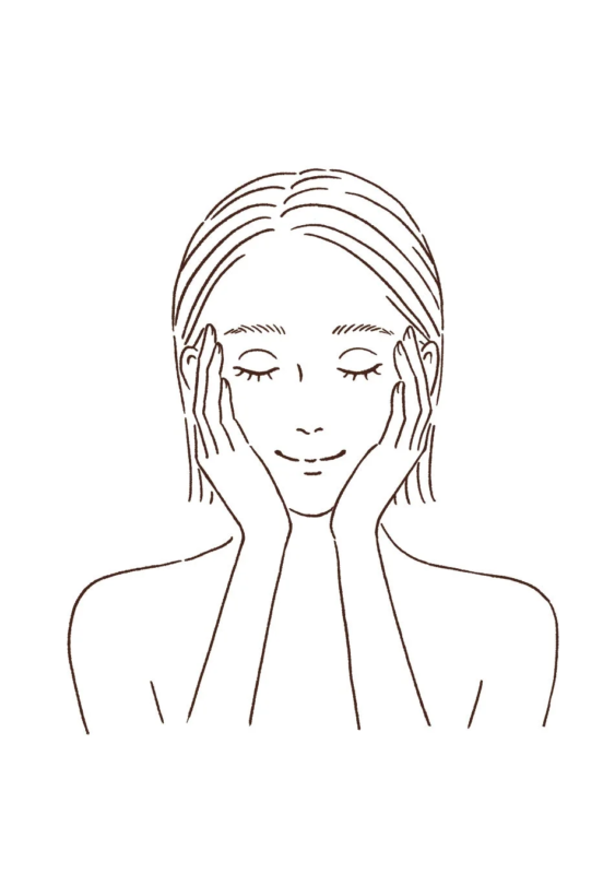 Mujer masajeando suero en el rostro