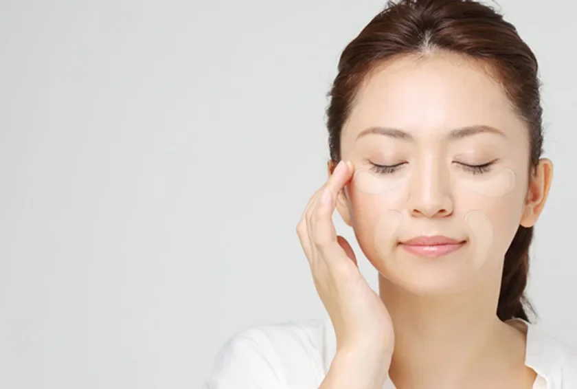 Mujer usando parches