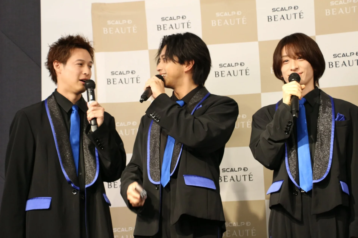 Tres miembros de MATSURI hablando en el escenario del evento