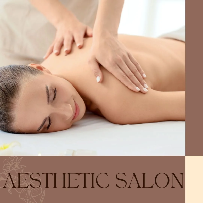 Mujer relaj&aacute;ndose durante un masaje en un sal&oacute;n de est&eacute;tica