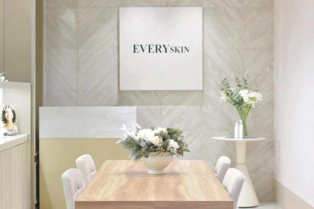 Interior de oficina de EVERYSKIN con arreglos florales