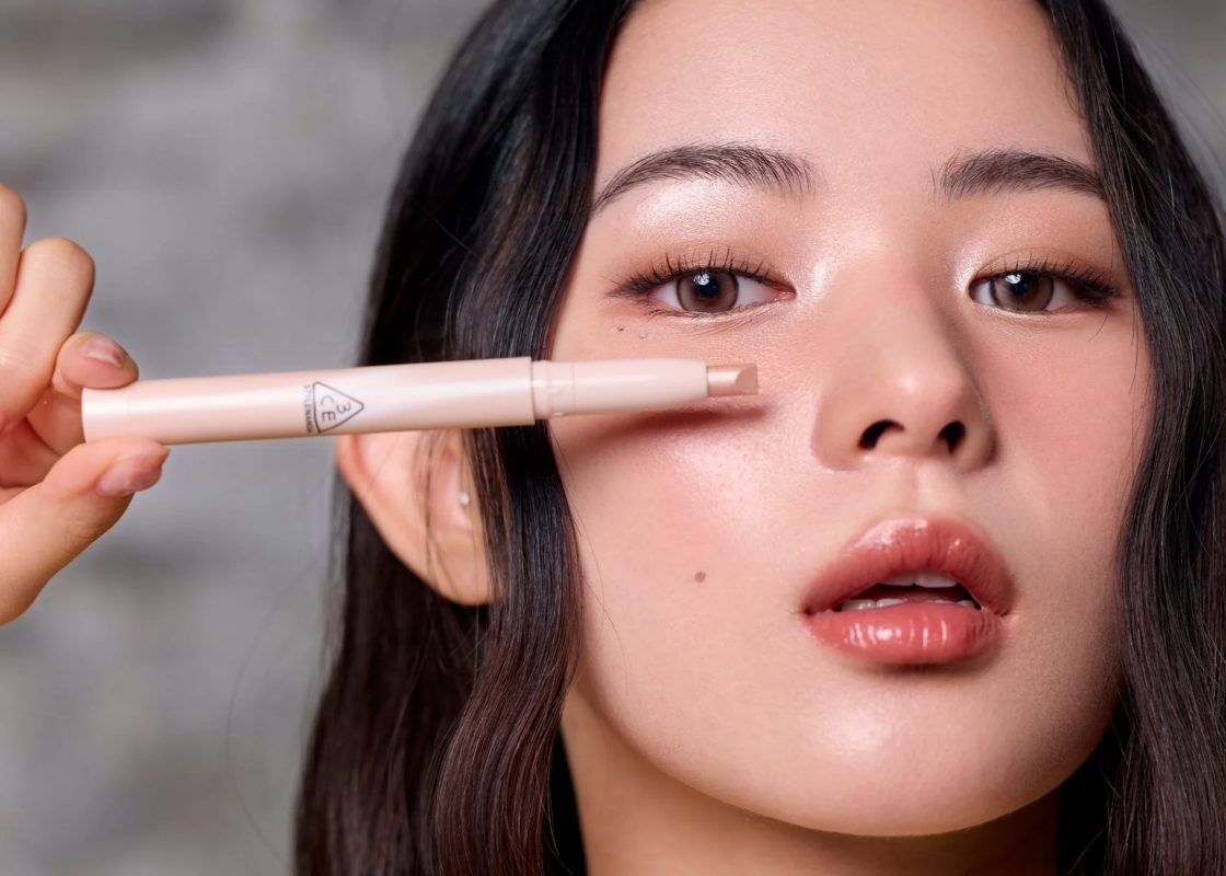 Mujer aplicando Eye Switch Stick