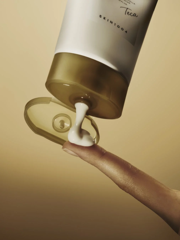 Crema Centella TECA siendo aplicada con el dedo