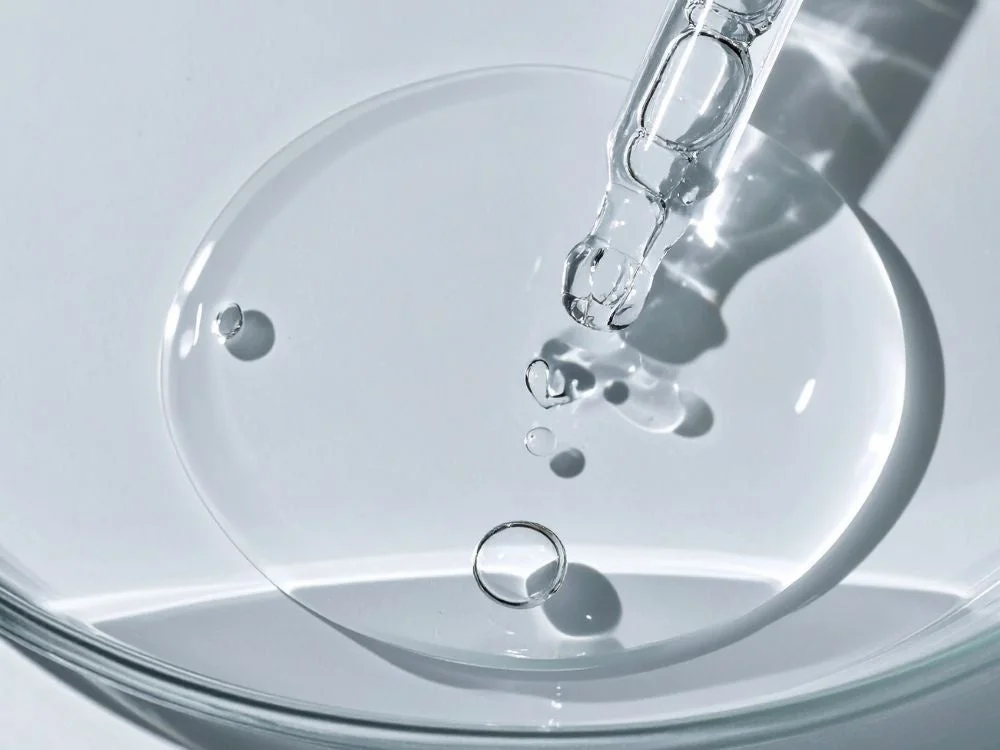 Líquido transparente goteando de una pipeta