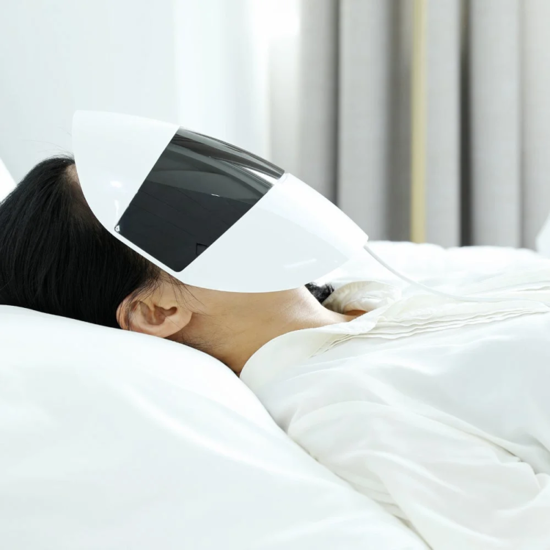 Persona recibiendo tratamiento facial con dispositivo