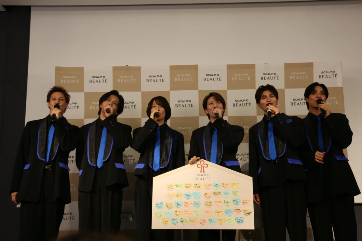 Seis miembros de MATSURI en el escenario del evento, sonriendo y despidi&eacute;ndose