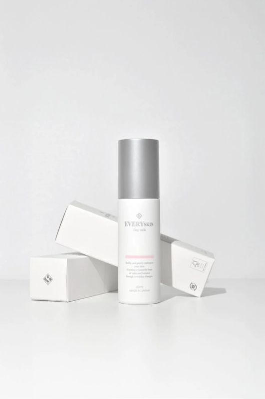 Botella y caja del EVERYSKIN Day Milk de 60mL
