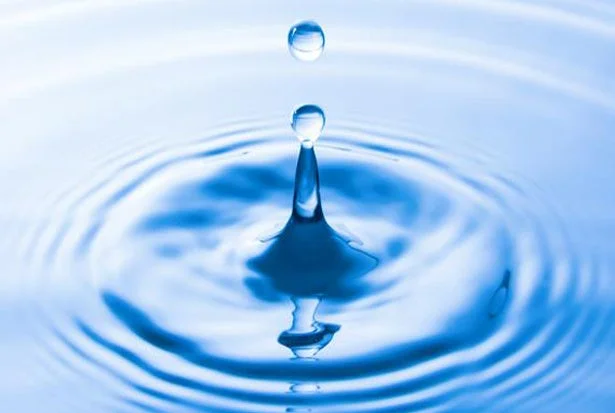 Gotas de agua en una superficie azul