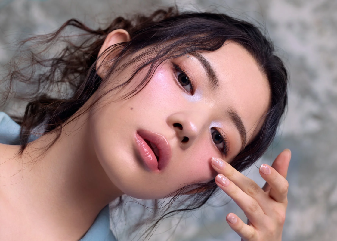 Mujer con maquillaje brillante