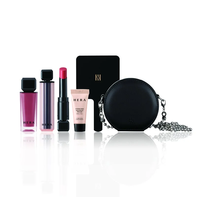 Set de cosm&eacute;ticos HERA con mini bolso y productos de maquillaje.