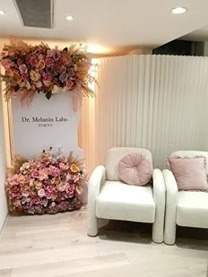 Zona de espera del sal&oacute;n con flores