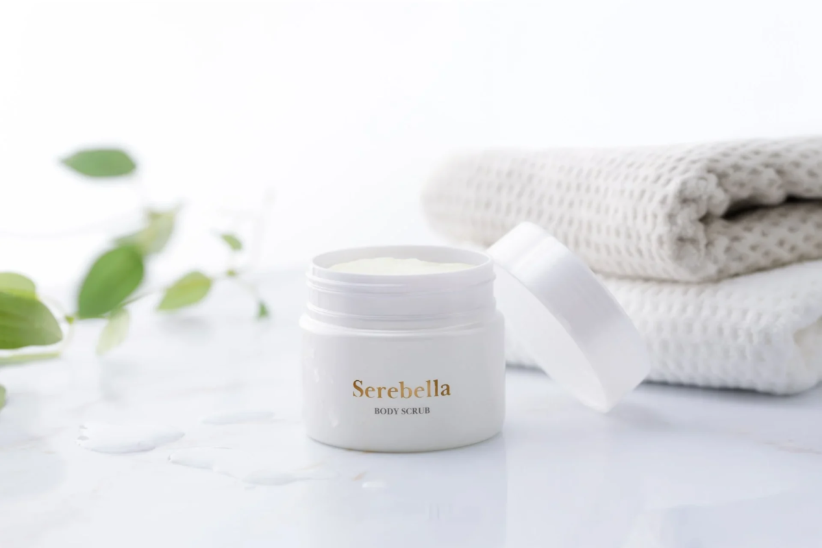 Exfoliante corporal Serebella con toalla y plantas