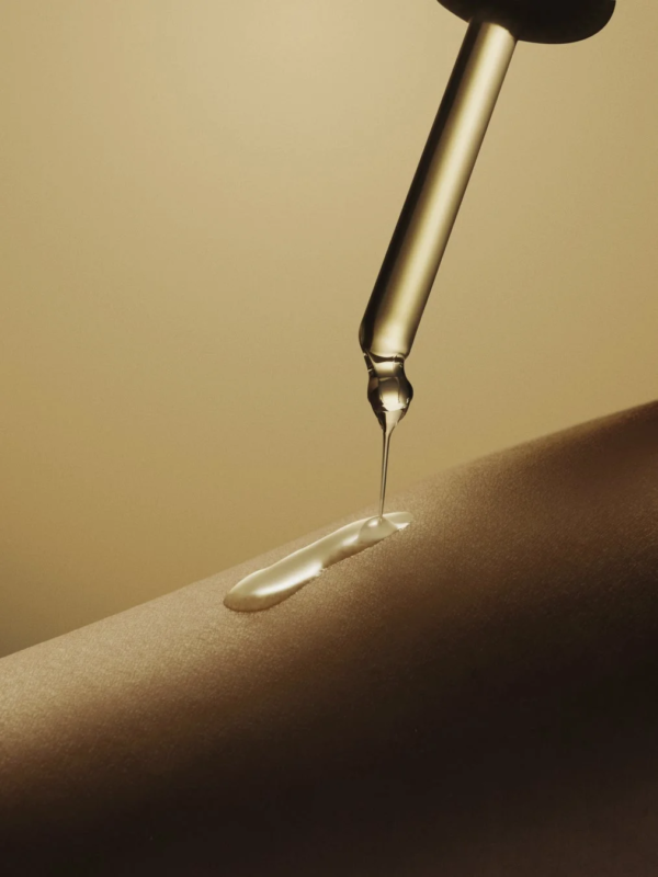 Gotas de s&eacute;rum en la piel