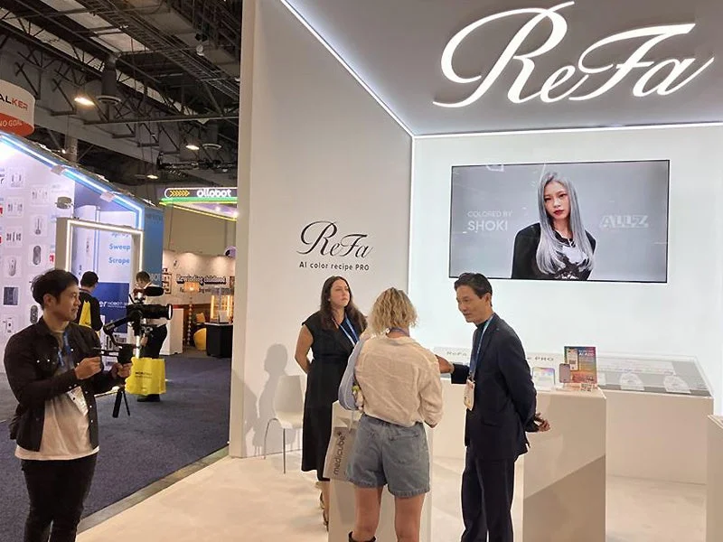 Interacci&oacute;n en el stand de ReFa