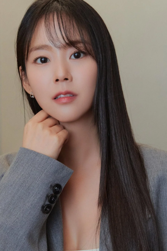 Han Seung Yeon en un traje gris