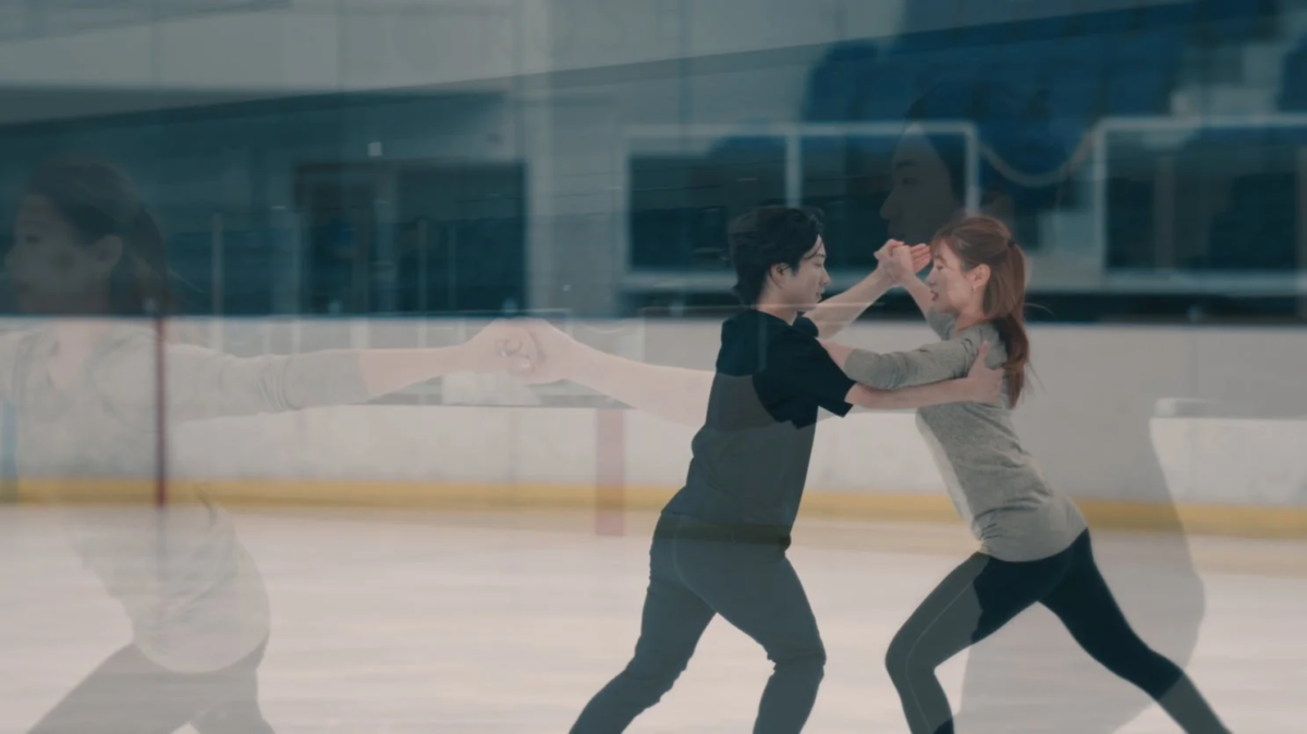 Patinadores de hielo practicando