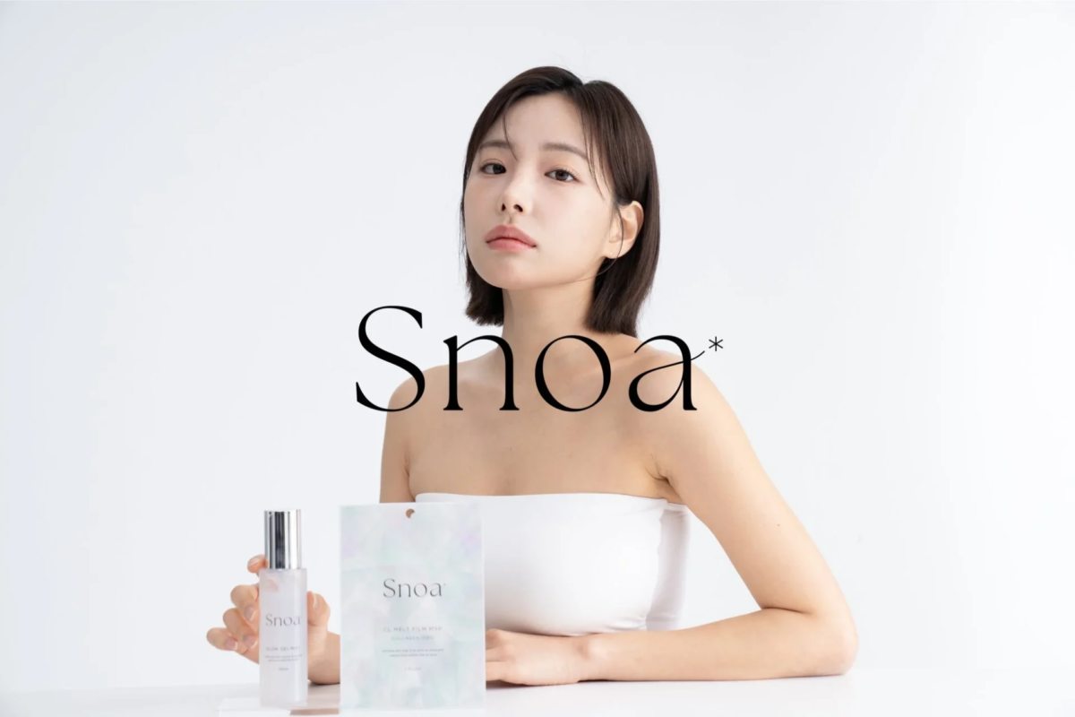 Mujer con productos Snoa en redes sociales