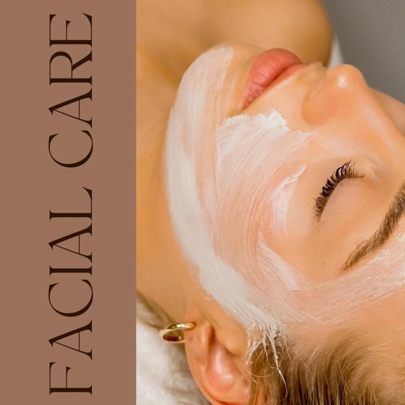 Mujer recibiendo un tratamiento facial con mascarilla