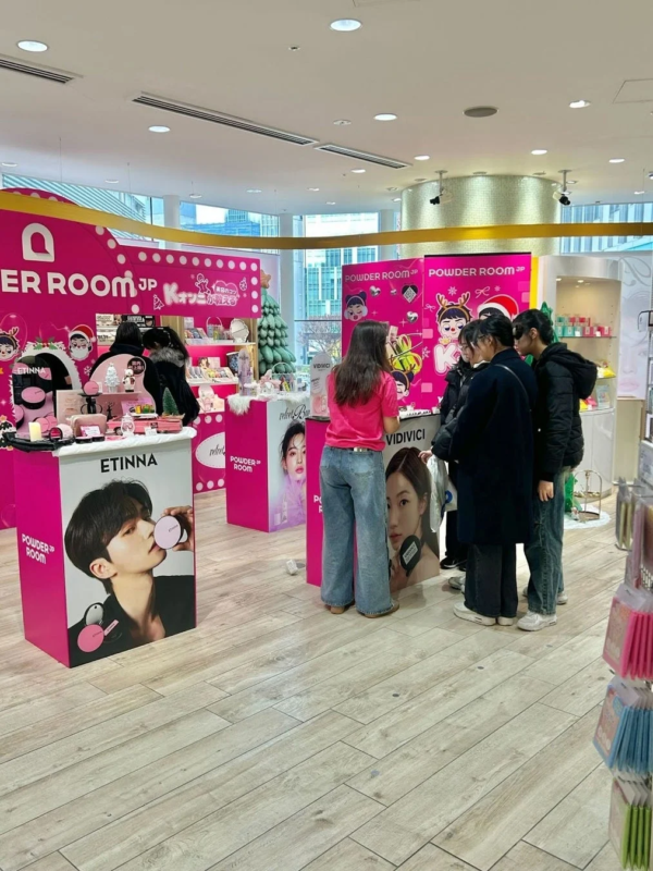 Mujeres explorando los productos de belleza en el pop-up de PowderRoom