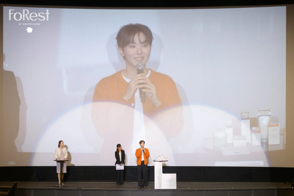 SEUNGKWAN presentando el producto