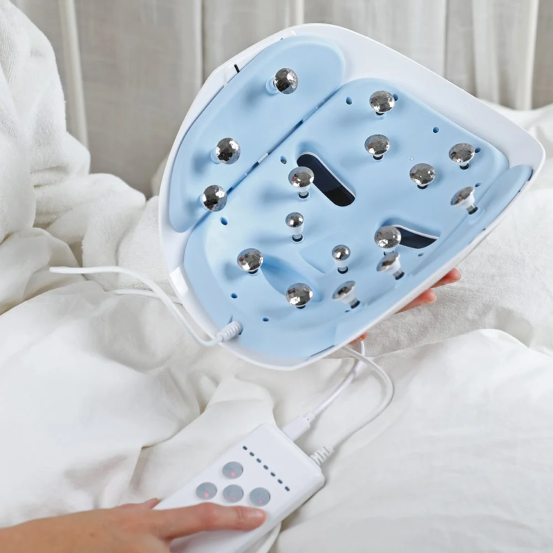 Persona operando dispositivo de belleza con control remoto