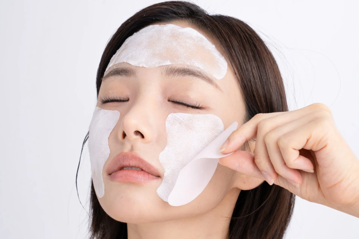 Mujer aplicando film