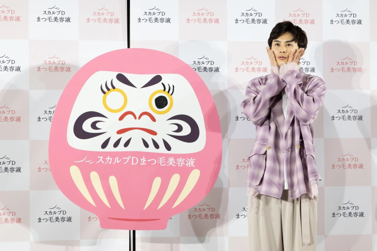 Takuya Kusakawa junto al daruma de pesta&ntilde;as