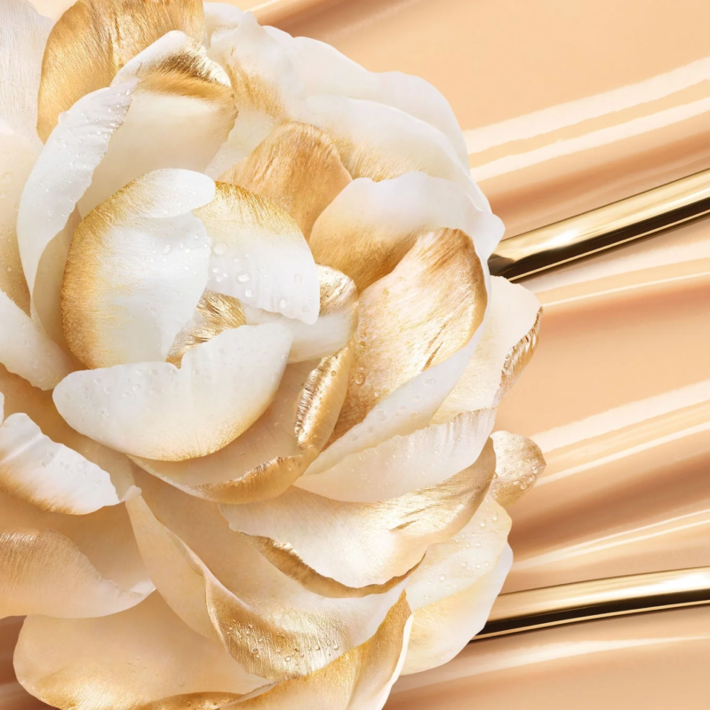 Flor blanca con gotas de agua