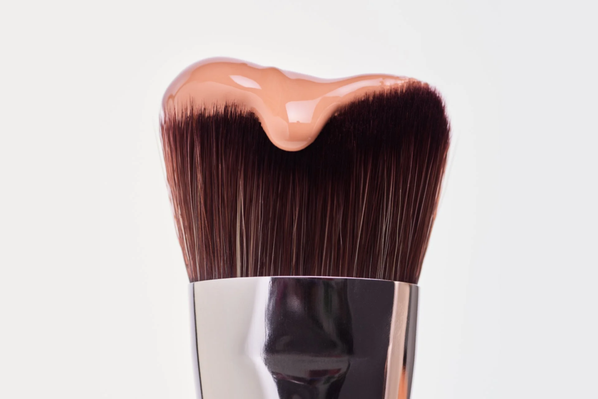 Punta del cepillo con base de maquillaje