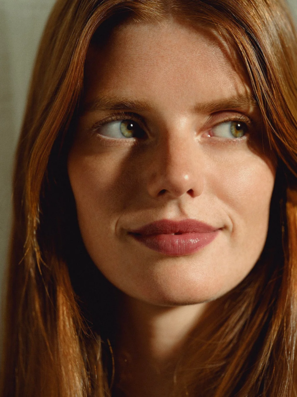 Modelo usando labial Sisley Phyto-Rouge Shine