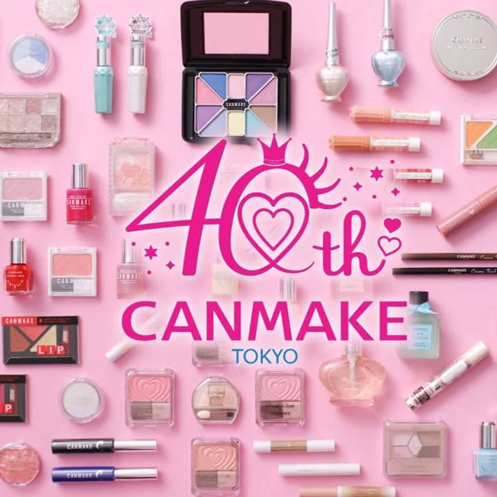 Productos de maquillaje CANMAKE en exhibici&oacute;n