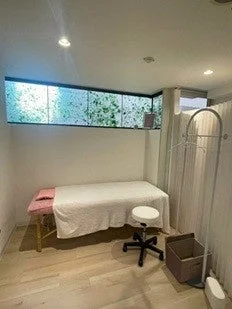 Sala de tratamiento limpia y luminosa