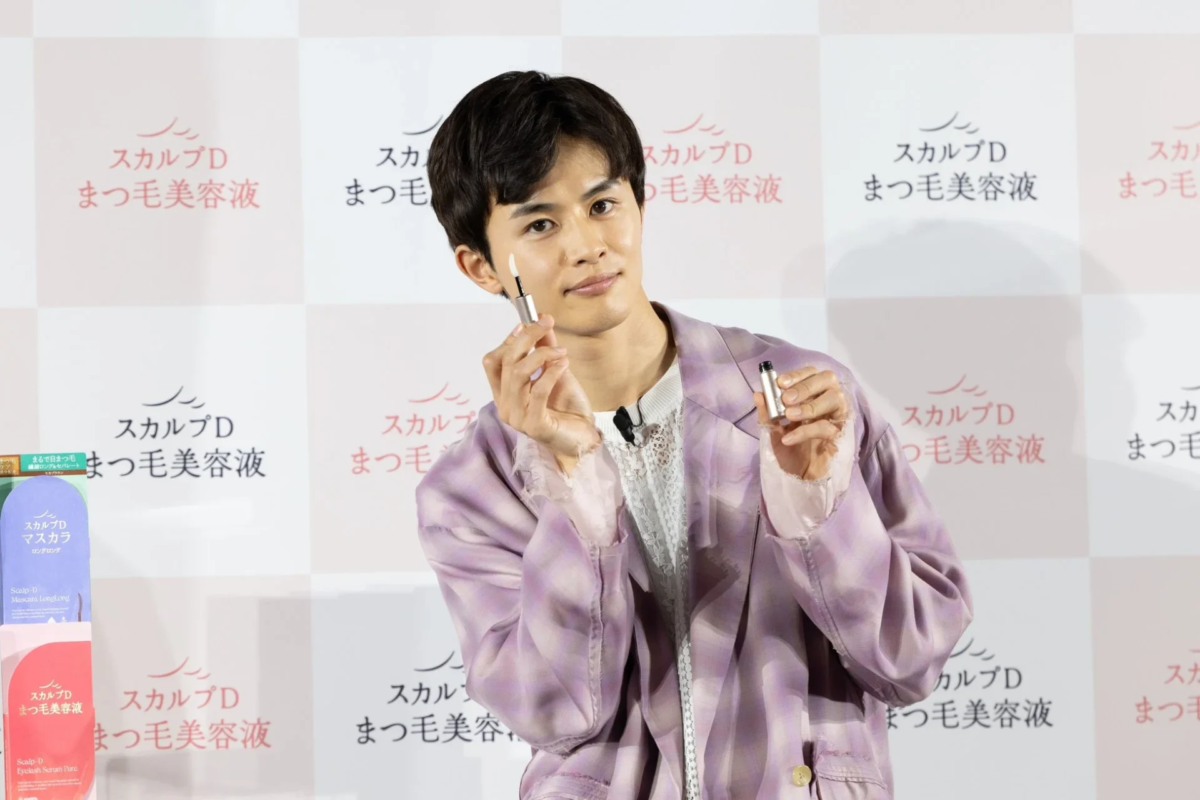 Takuya Kusakawa con productos Scalp D Eyelash Serum