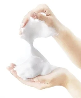 Espuma densa en las manos