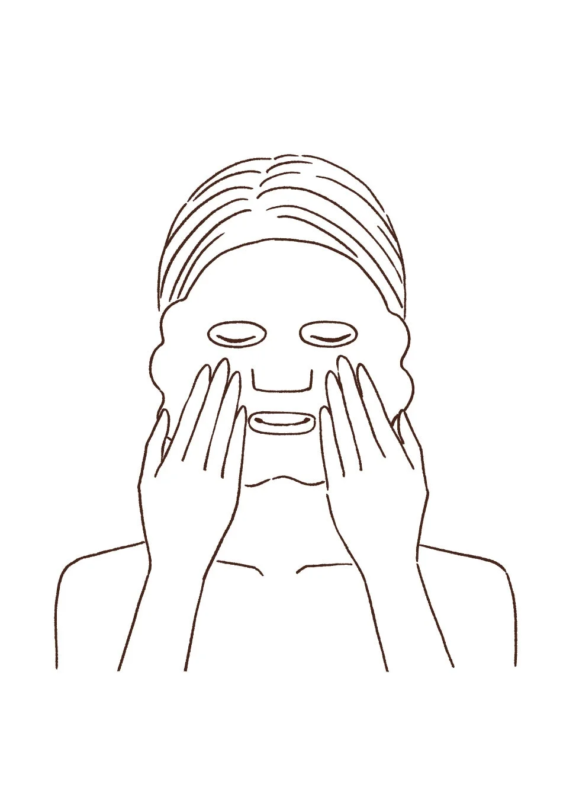 Mujer aplicando mascarilla facial