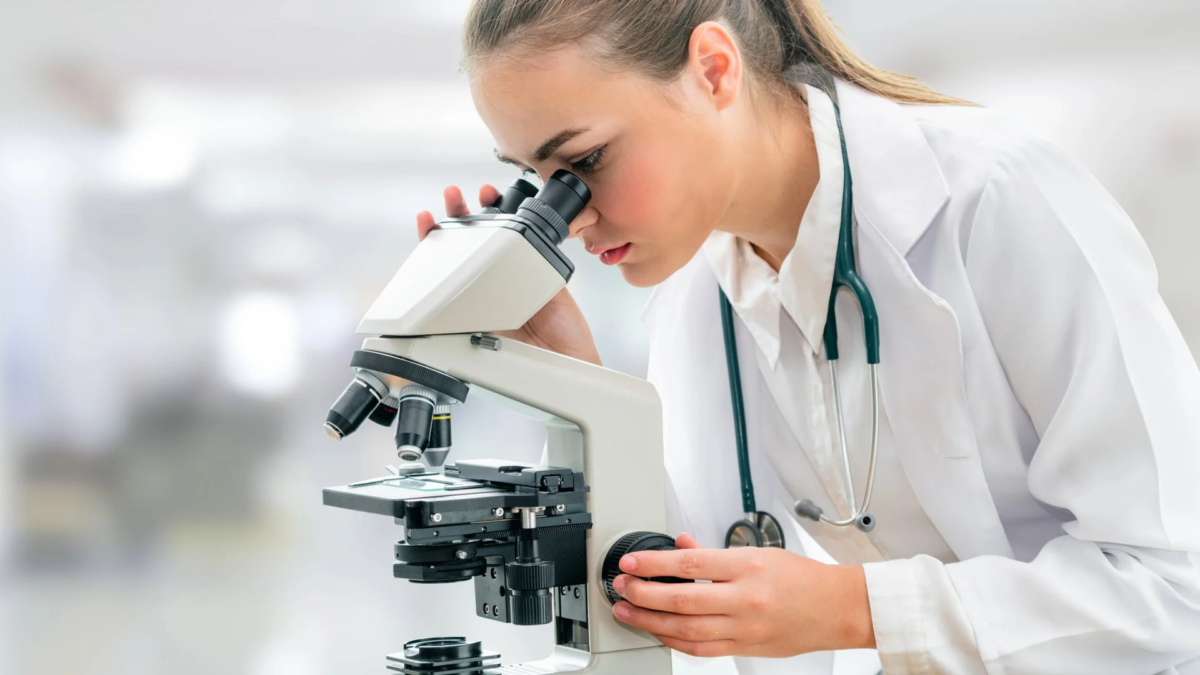 Cient&iacute;fica en laboratorio